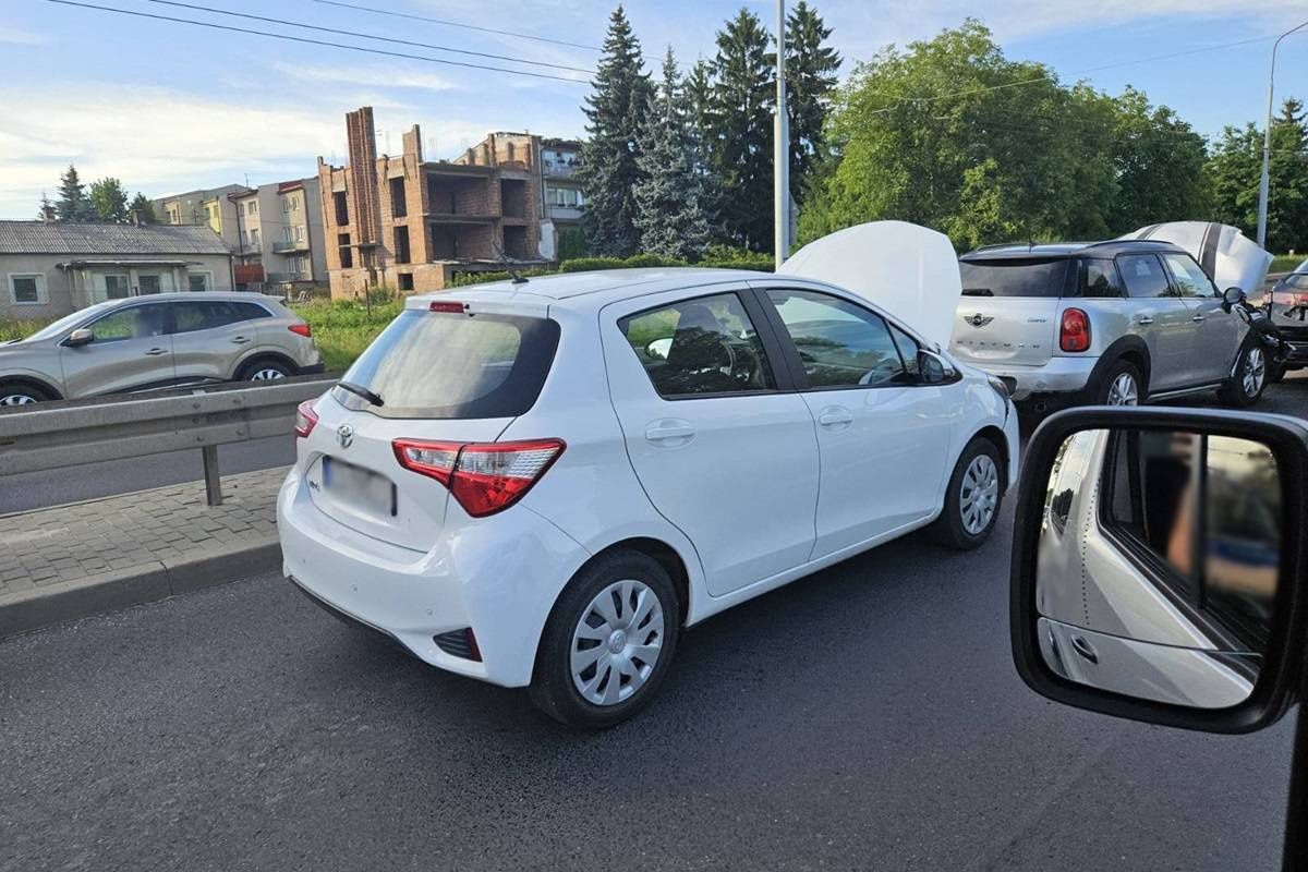Toyota uderzyła w tył mini a ten w hondę