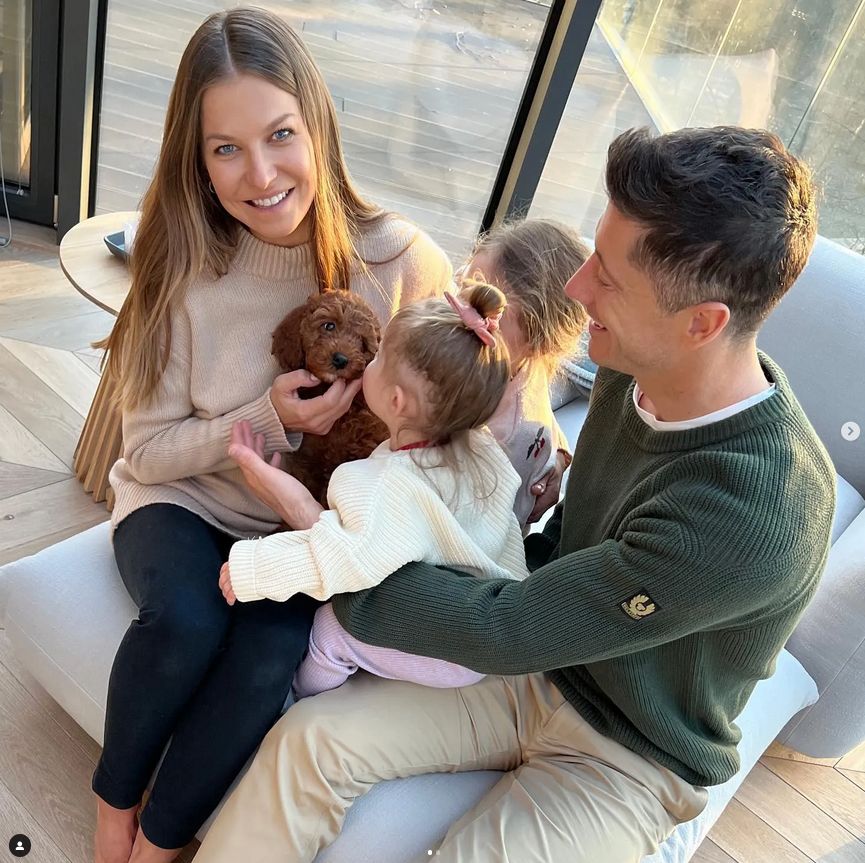 Anna i Robert Lewandowski pokazują nowego członka rodziny - to suczka Bella