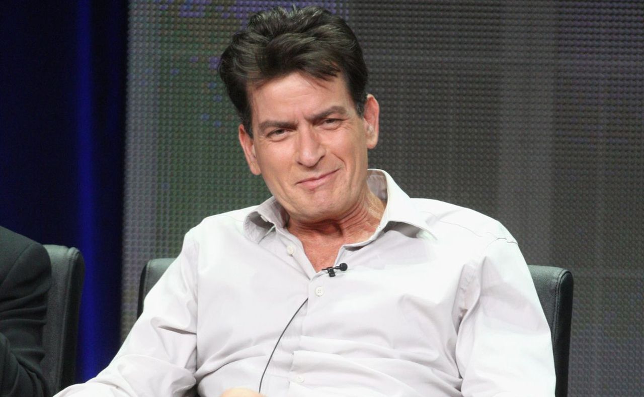 Sypiał z mężczyznami. Charlie Sheen mówi otwarcie o swoich doświadczeniach