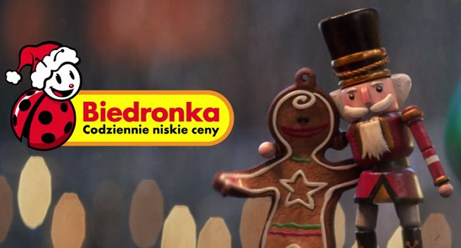 Ozdoby choinkowe w bożonarodzeniowej reklamie Biedronki pomagają przy stole (wideo)