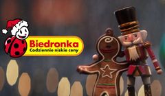 Ozdoby choinkowe w bożonarodzeniowej reklamie Biedronki pomagają przy stole (wideo)