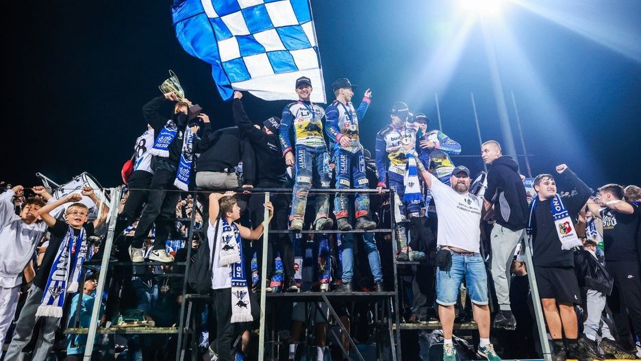 Komplet publiczności kibicował żużlowcom na stadionie im. Alfreda Smoczyka podczas meczu FOGO Unii Leszno z Abramczyk Polonią Bydgoszcz