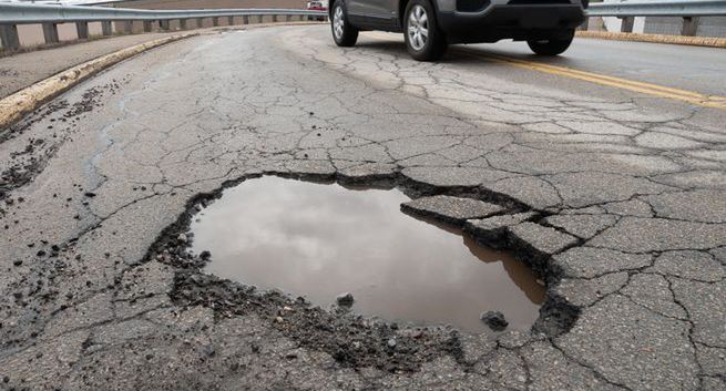 Uwaga, dziura w drodze! Z Pakietem OC w LINK4 otrzymasz szybką pomoc, gdy uszkodzisz oponę