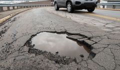 Uwaga, dziura w drodze! Z Pakietem OC w LINK4 otrzymasz szybką pomoc, gdy uszkodzisz oponę