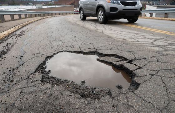 Uwaga, dziura w drodze! Z Pakietem OC w LINK4 otrzymasz szybką pomoc, gdy uszkodzisz oponę