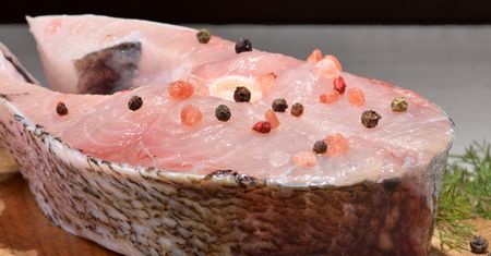 Mało kalorii, sporo białka, a i tak przegrywa z dorszem. Ta ryba powinna cię zainteresować