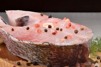 Mało kalorii, sporo białka, a i tak przegrywa z dorszem. Ta ryba powinna cię zainteresować