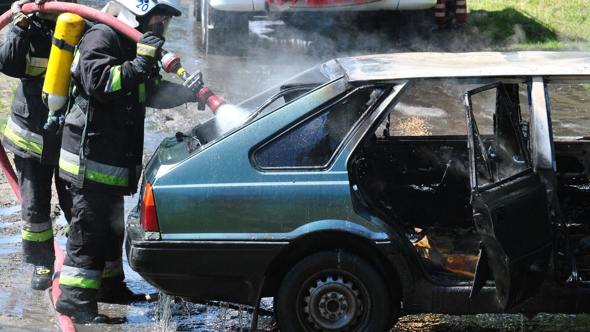 Niezareagowanie w porę na pożar samochodu kończy się jego całkowitym spaleniem. Straż pożarna już nie zdąży go uratować