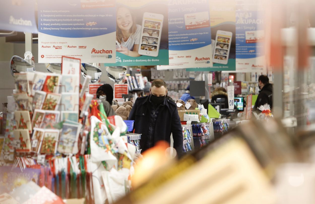Andrzej Duda robi zakupy w asyście ochroniarzy