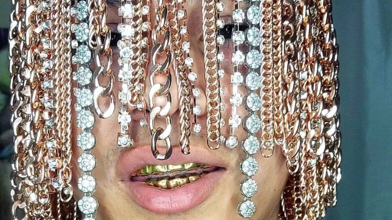 Raper Dan Sur wszczepił złote łańcuchy w skórę głowy