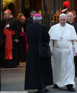 Papież Franciszek wyrzuca kardynała z Watykanu i zabiera mu pensję