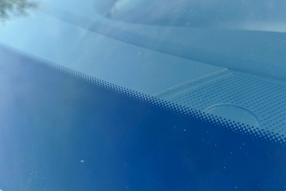 Black dots on a car window are not decoration