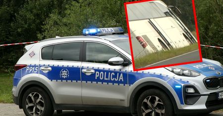 Wypadek pod Olsztynkiem. Autokar przewrócił się na bok