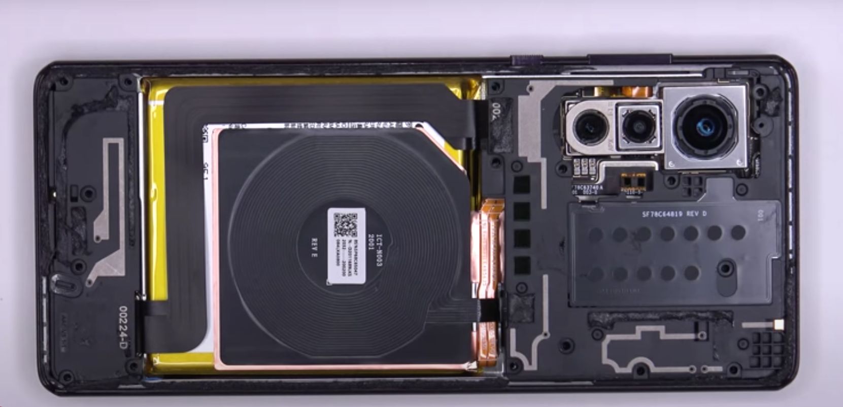 Motorola Edge+ rozłożona na czynniki pierwsze. Tak prezentuje się flagowiec pod maską 3