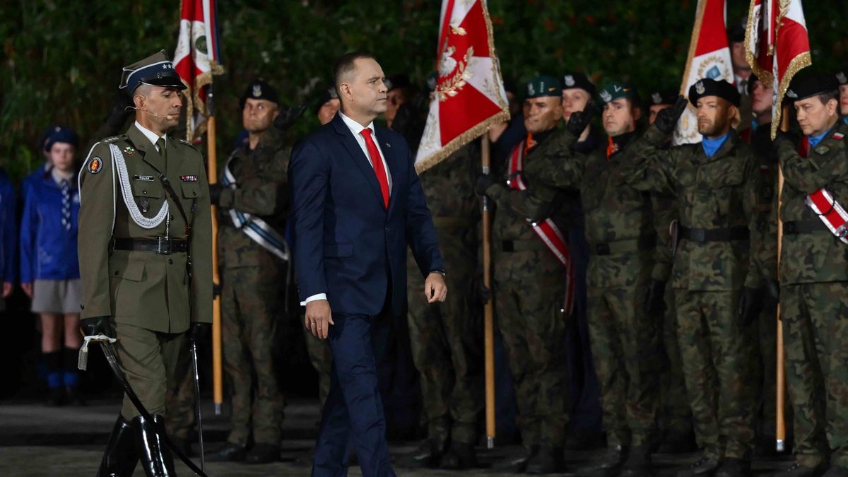 Gdańsk, 01.09.2026. Obchody 87. rocznicy wybuchu II wojny światowej. Prezydent RP Karol Nawrocki (2L) podczas uroczystości na Westerplatte w Gdańsku, 1 bm. Jednym z pierwszych wydarzeń rozpoczynających II wojnę światową był atak niemieckiego pancernika ?Schleswig-Holstein? na polską składnicę wojskową na Westerplatte, 1 września 1939 roku o godzinie 4:45. (sko) PAP/Adam Warżawa