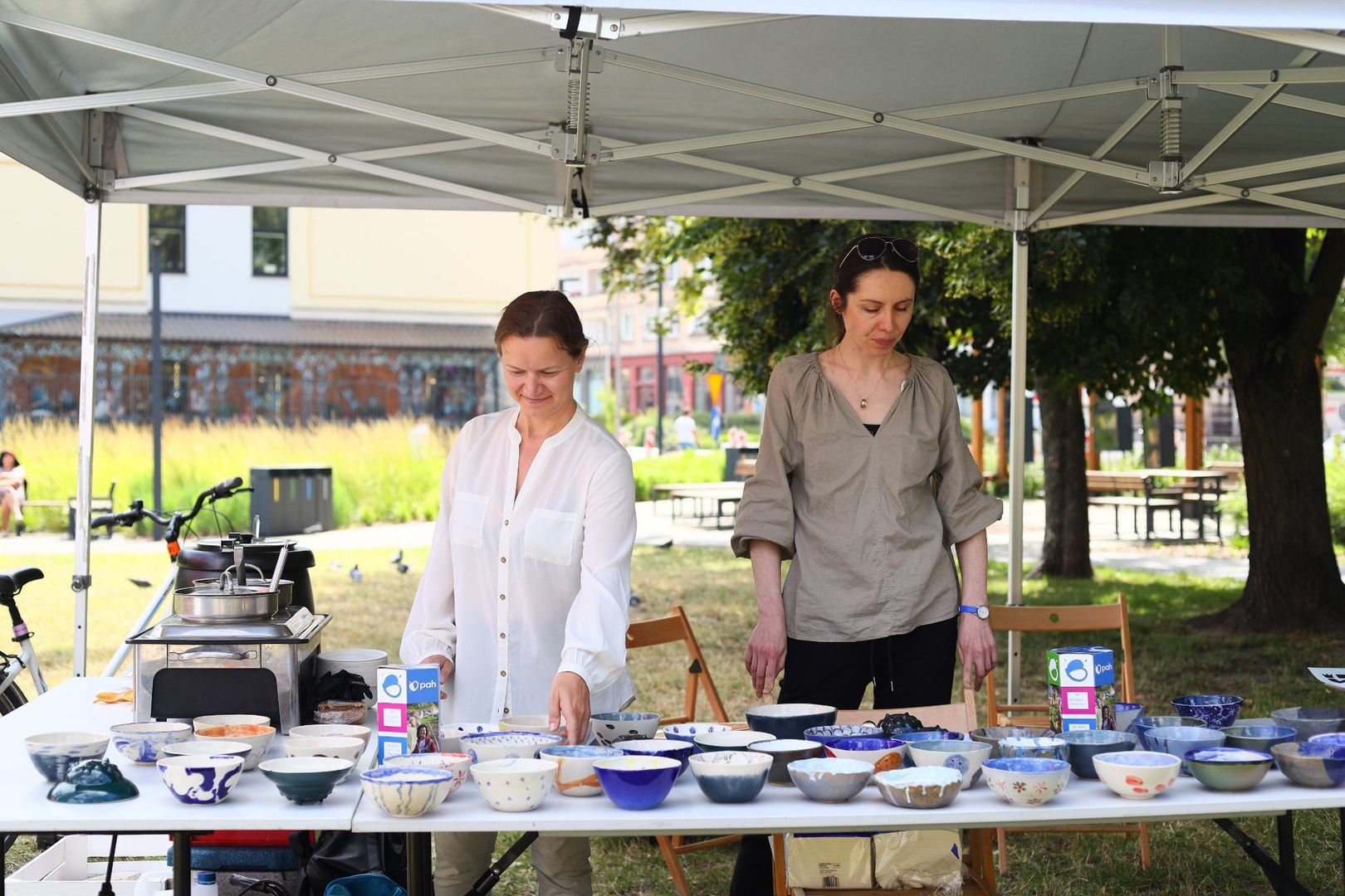 Sporym zainteresowaniem cieszyły się ręczne wykonane miski w ramach akcji charytatywnej &#34;Empty Bowls&#34; przez Instytut Designu