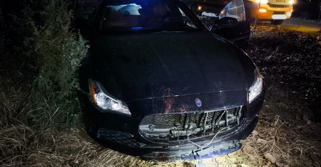 Stado dzików wbiegło przed maskę. Nie udało się uniknąć zderzenia