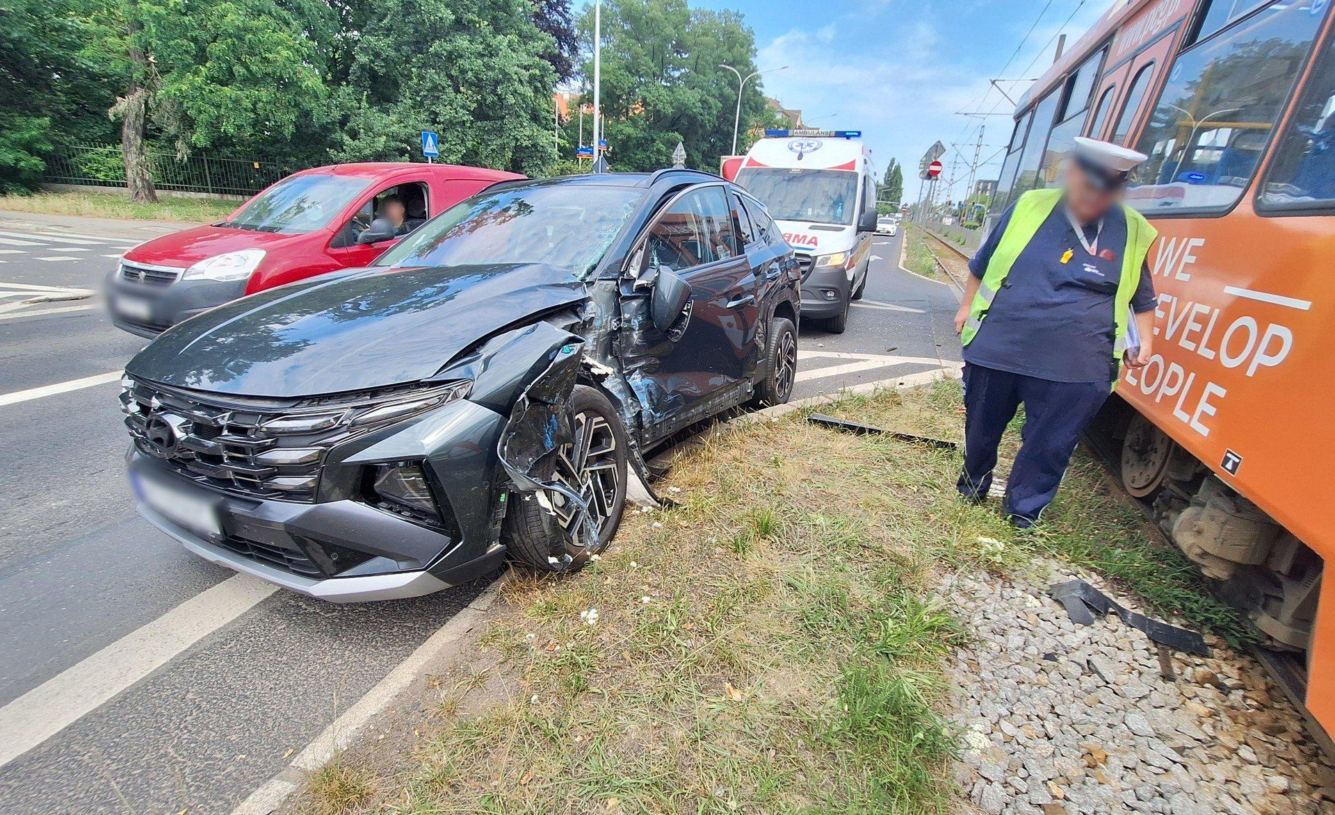 Wypadek tramwaju i samochodu osobowego na ul. Ślężnej we Wrocławiu.