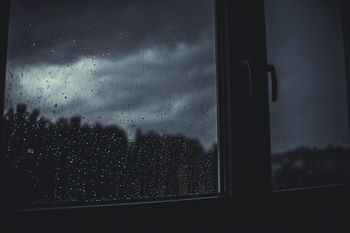 Prognoza pogody na piątek 24 października. Do Polski zbliżają się ulewne deszcze. Pogoda dla Łodzi i województwa łódzkiego 24.10.2025