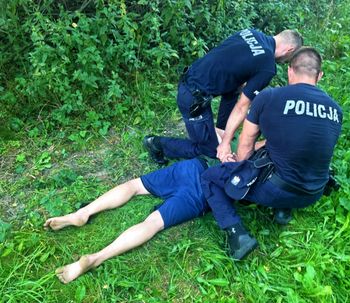 Trzcianna: Pijany kierowca uciekł boso do lasu po zdarzeniu drogowym