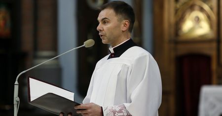Wysyłał obsceniczne wiadomości do kobiety. Jest kara dla księdza