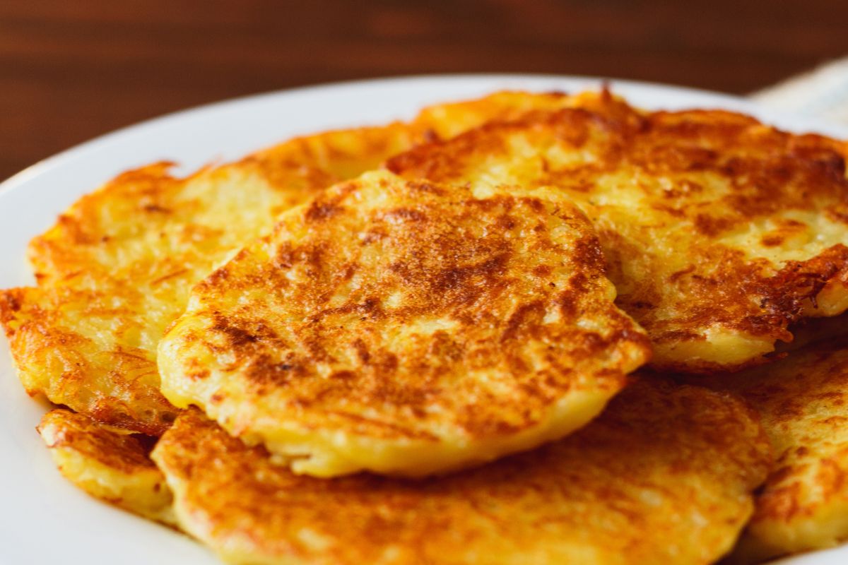 Ścieram ziemniaki i wsypuję dużą szczyptę. Placki zyskują ładny, złocisty kolor