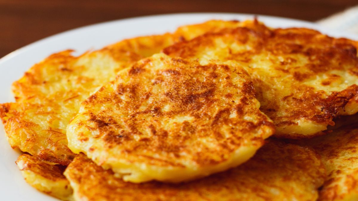 Placki ziemniaczane z kurkumą mają złoty kolor