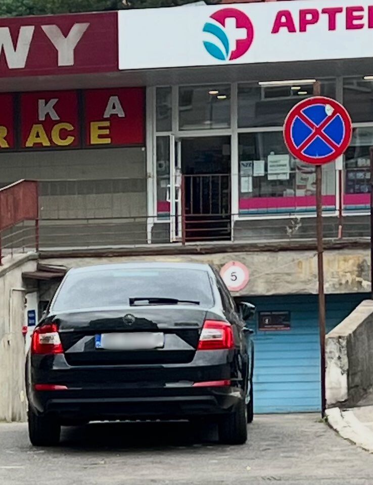 Pojazdy parkują w miejscach niedozwolonych.