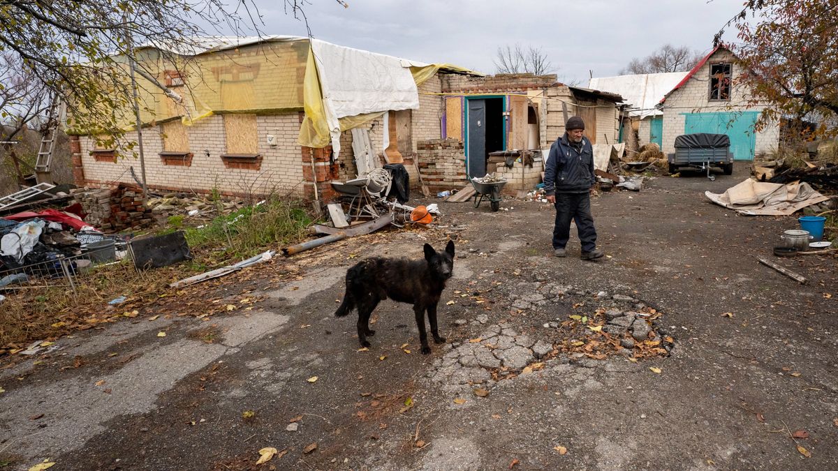Obwód charkowski, Ukraina, 25.10.2022. Zniszczenia po rosyjskim ataku rakietowym w jednej ze wsi w obwodzie charkowskim, 25 bm. Trwa inwazja Rosji na Ukrainę. (aldg) PAP/Mykola Kalyeniak