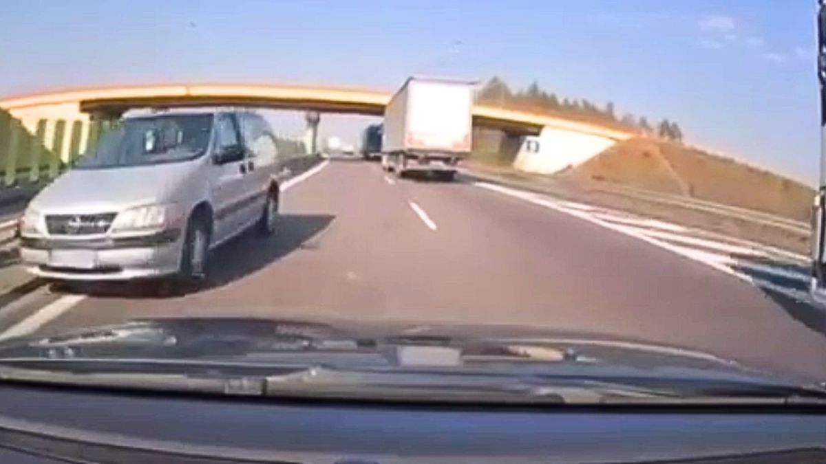 pod prąd na autostradzie, czołówka, policja Pod prąd na S17. Kierowca opla jechał na czołówkę