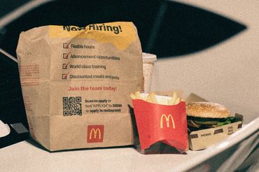 McDonald's wykorzystuje AI do ustalania ceny burgerów. 