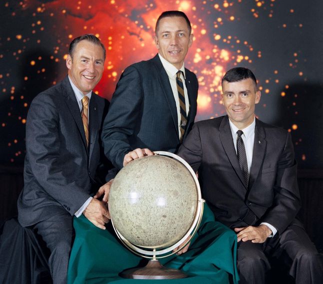 Pamiątkowe zdjęcie załogi Apollo 13. Jim Lowell, Fred Haise i John Swigert.