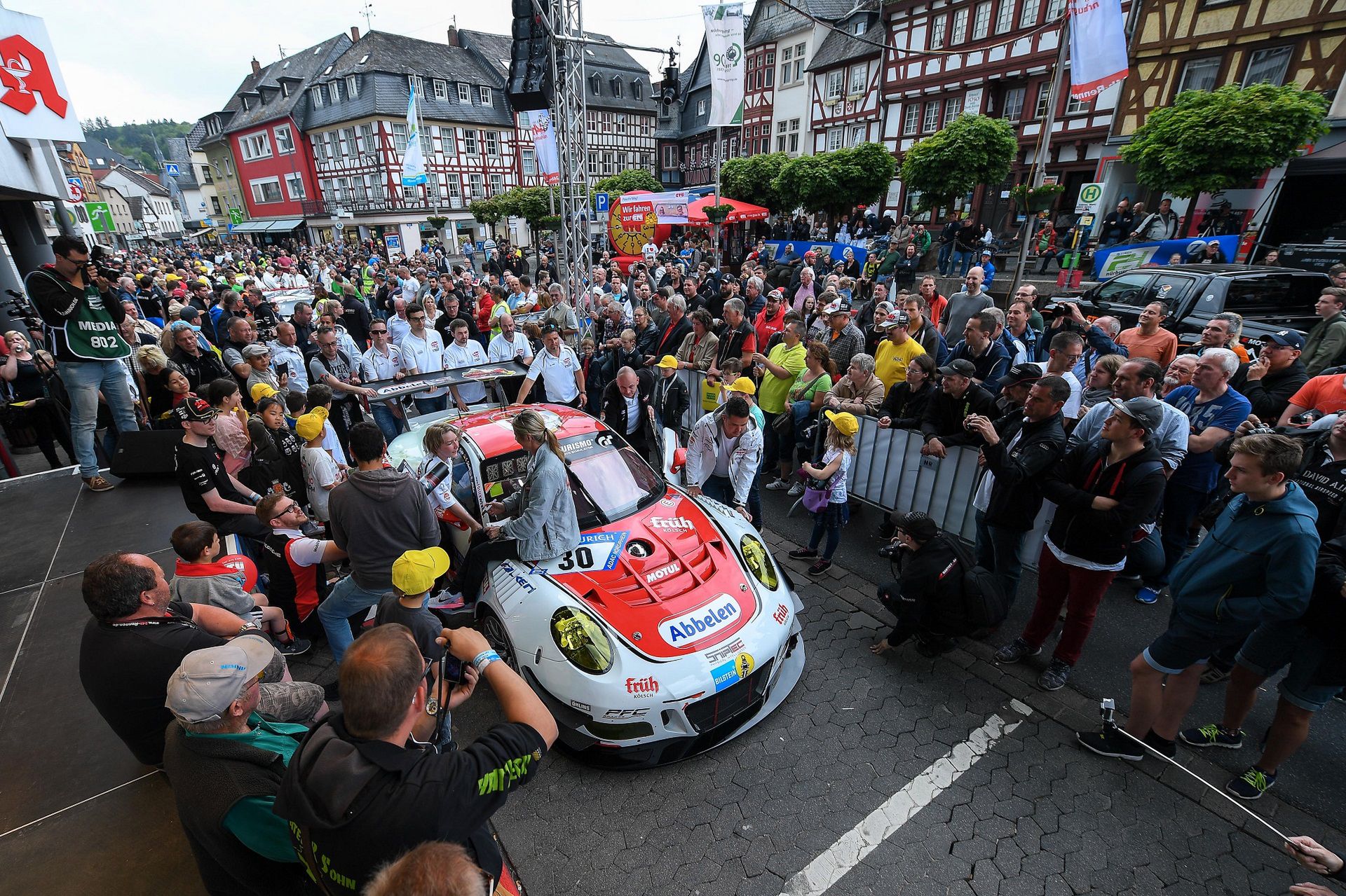 Sabine Schmitz prezentuje Porsche 911 GT3 R na ulicach Nürburga, rok 2016