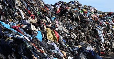 Ubrań wystarczy nam na sześć pokoleń. Produkcja rośnie i szkodzi