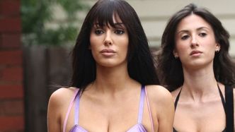 Bianca "Kim Kardashian" Censori w prześwitujących rajtkach drepcze na zakupy z mamą, siostrą i koleżanką (ZDJĘCIA)