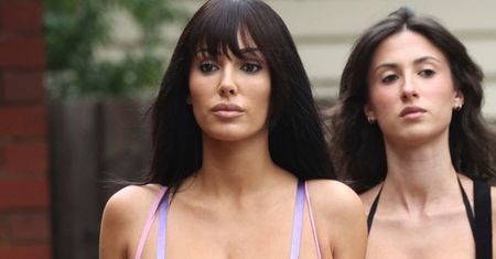 Bianca "Kim Kardashian" Censori w prześwitujących rajtkach drepcze na zakupy z mamą, siostrą i koleżanką (ZDJĘCIA)