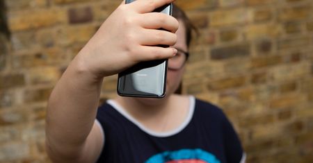WhatsApp na Androida otrzyma odblokowywanie twarzą. Teraz jest dostępny tylko odcisk palca