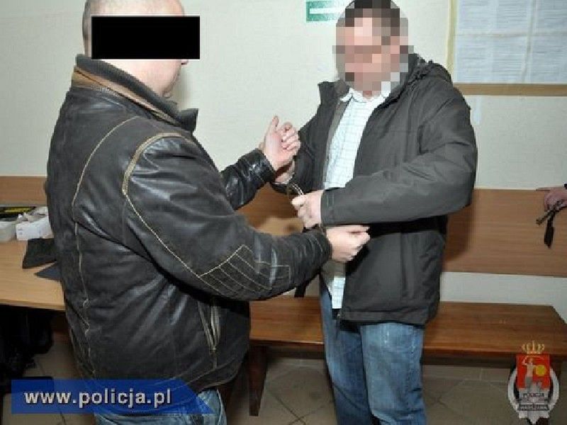 Podali się za policjantów, okradli mu mieszkanie