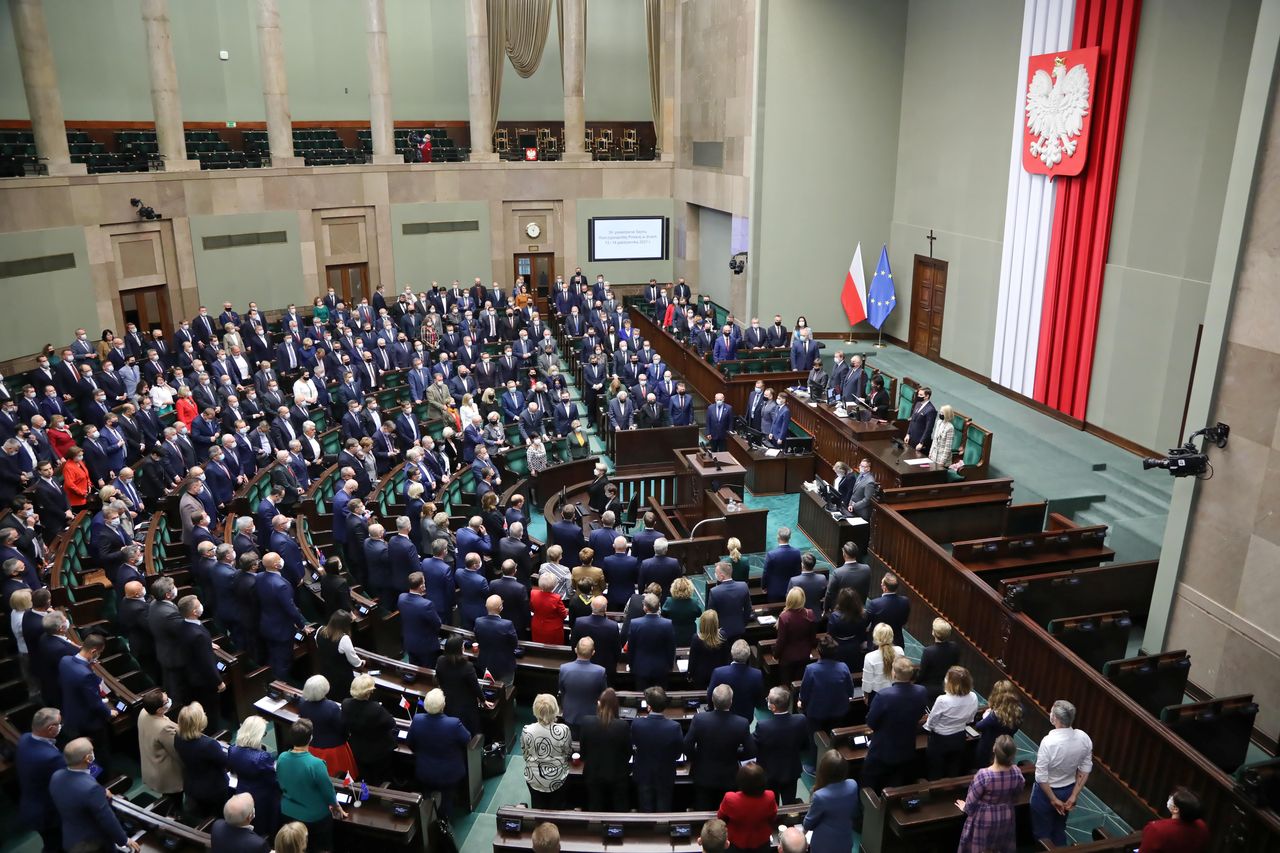 Nowy sondaż. PiS wciąż na czele. Pięć partii w Sejmie