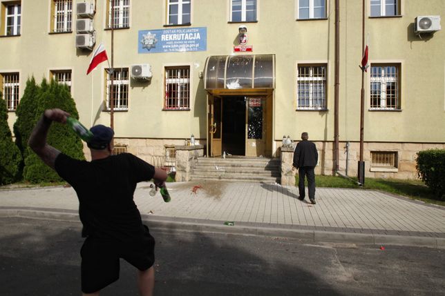 Lubin. Atak demonstrantów na komendę. Kilku funkcjonariuszy rannych 