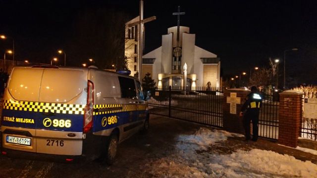 Warszawa. Mężczyzna zatrzasnął się w kościelnej toalecie na Gocławiu, fot. Straż Miejska