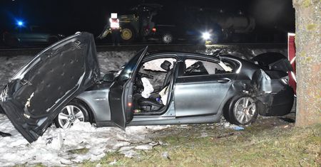 BMW kontra traktor. Pasażerka nie żyje