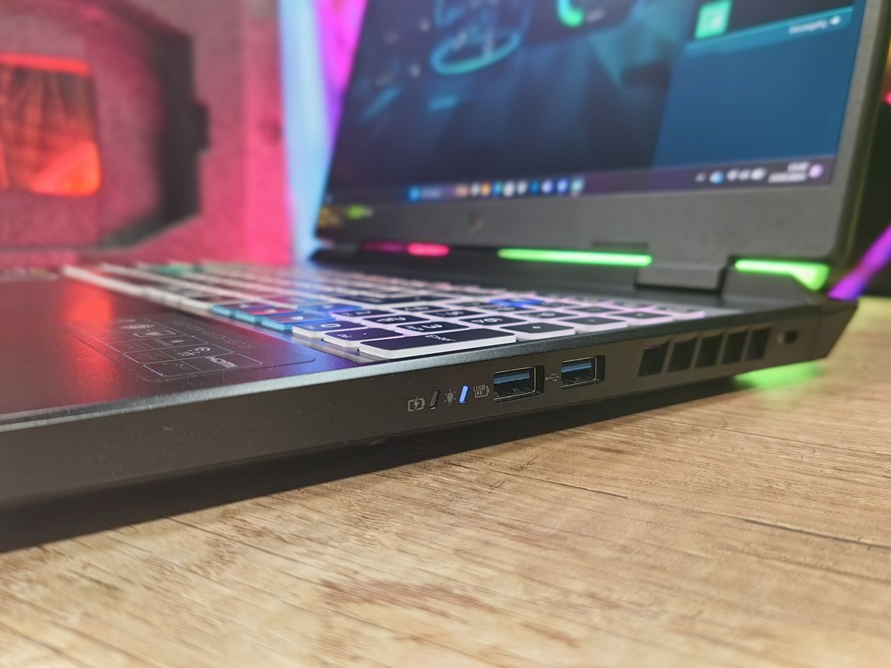 Acer Predator Helios Neo 16 - złącza na prawym boku