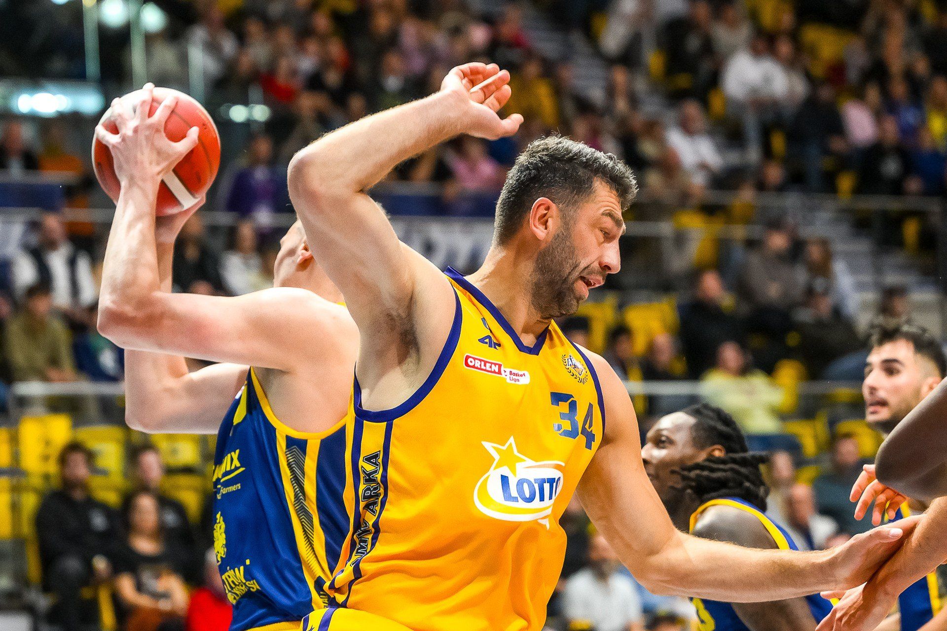 Adam Hrycaniuk nadal rządzi pod koszem w AMW Arce Gdynia