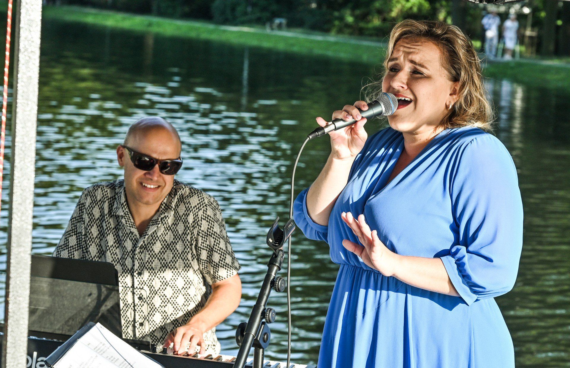 W sobotę, 9 sierpnia, na wodnej scenie przy Bulwarze Sebastiana Malinowskiego (skwer przy ul. Staroszkolnej) Agata Walczak zaprezentowała &#34;Wieczór na Broadwayu&#34;.