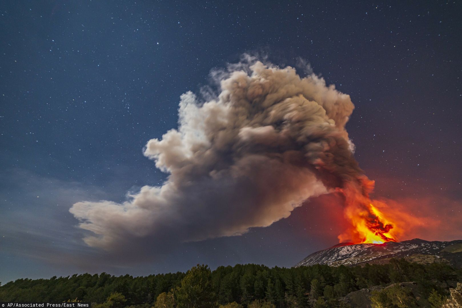 Erupcja włoskiej Etny. Zdjęcia jednocześnie zachwycają i przerażają