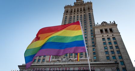Warszawa. Aktywista LGBT pobity przed domem. Trzymał partnera za rękę