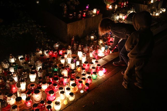 Warszawa, 30.10.2022. Cmentarz na Powązkach Wojskowych w Warszawie, 30 bm., przed uroczystościami Wszystkich Świętych. (aldg) PAP/Rafał Guz