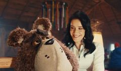 Scrollowanie bez końca reklamuje Plush na Kartę (wideo)