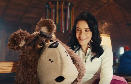 Scrollowanie bez końca reklamuje Plush na Kartę (wideo)